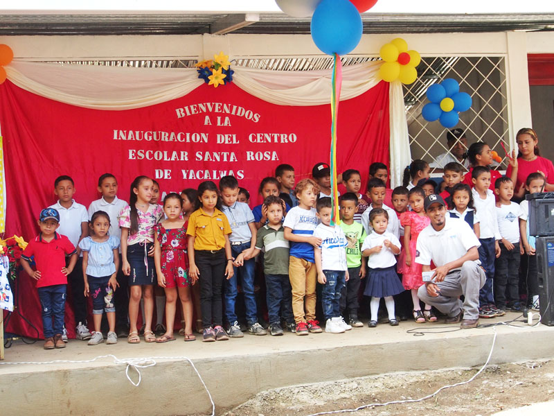 Kinder vor der neuen Schule in Santa Rosa de Yakalwas